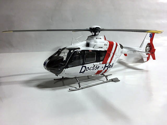 レベル１ ３２ ｅｃ１３５ ドクターヘリ仕様に塗装